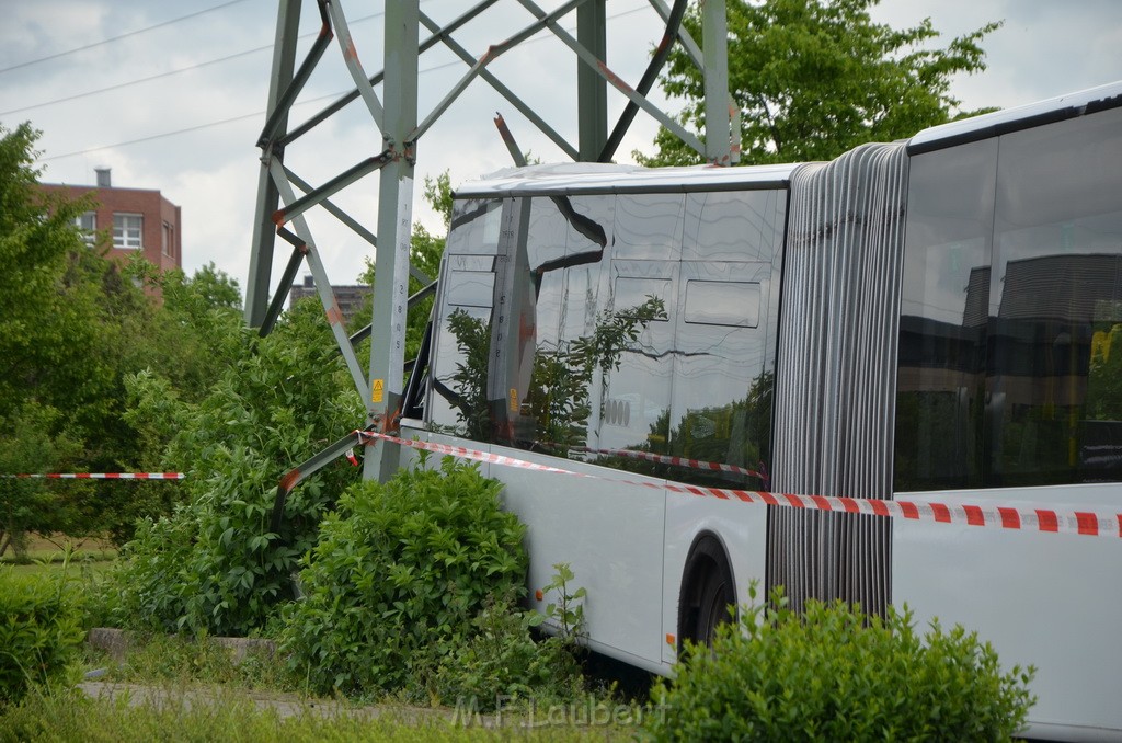 Schwerer Bus Unfall Koeln Porz Gremberghoven Neuenhofstr P181.JPG - Miklos Laubert